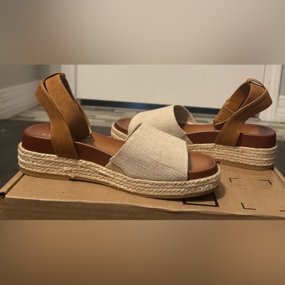 Dream Pairs girls Tan and Cream Wedge Sandals. - Picture 6 of 7